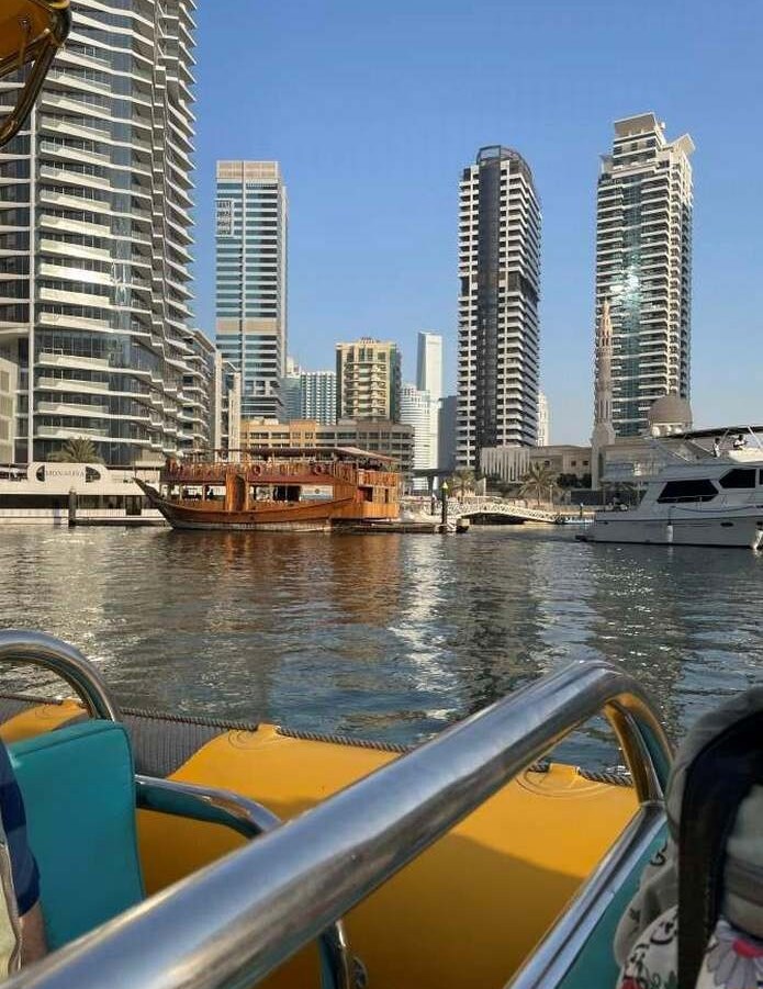 قایق زرد دبی