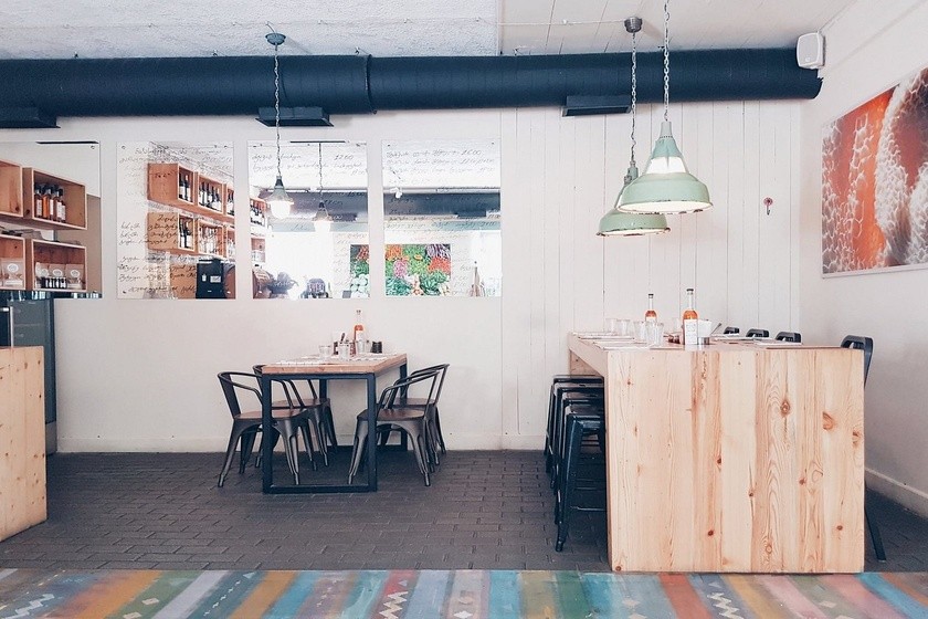 کافه ایوریا (Iveria Café) تفلیس